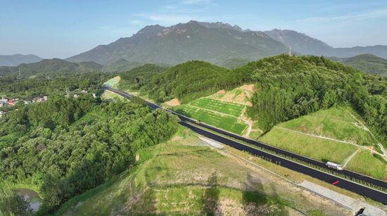 绿地大基建成员企业河南公路工程局承建的5条高速建成通车，年内通车里程占河南全省40%